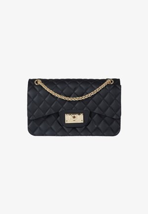 Borsa a tracolla nera trapuntata con catena dorata, caratterizzata da una chiusura rettangolare e una texture liscia, con cuciture a motivo a diamante.