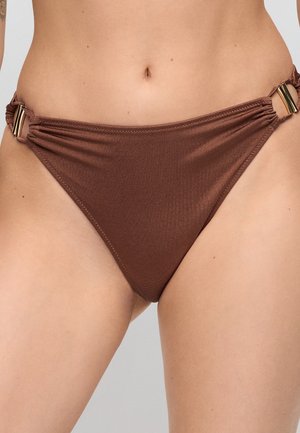 Bruine bikinibroek gemaakt van gladde stof, met geplooide zijnaden en gouden accenten voor een stevige pasvorm.