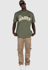 MJ Gonzales MÄNNER HEAVY OVERSIZED - Marškinėliai su spaudiniu - olive