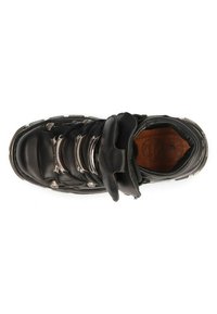 Schwarze Lederstiefel mit metallischen Akzenten, breitem Riemen und Schnürsenkeln. Strukturiertes Obermaterial und gestickte Details mit einer Holzinnensohle.