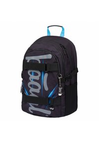 Zaino nero con accenti blu, caratterizzato da un grande logo grigio, texture a rete, spallacci regolabili, scomparti con zip e manico superiore.