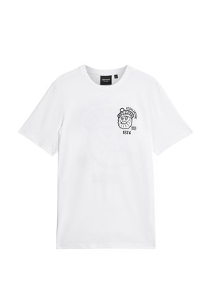 Witte katoenen t-shirt met een zwarte grafiek van een leeuw in een hoed met de tekst "HIGHLANDER 1874" op de linkerkant van de borst. Korte mouwen.