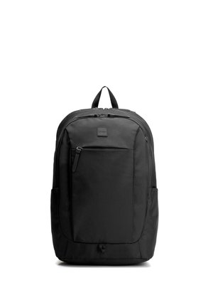 Czarny plecak z przednią kieszenią na zamek, górnym uchwytem do przenoszenia i bocznymi kieszeniami, ustawiony pionowo na białym tle.