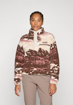 Fleece pullover met hoge kraag, voorzien van een bruine, roze en crèmekleurige bergpatroon. Inclusief een voorzak en knoopsluiting.
