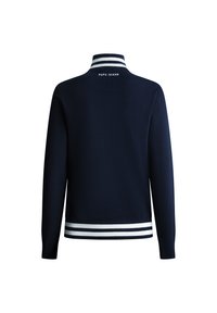 Maglione lavorato a maglia blu navy con colletto alto, caratterizzato da accenti a righe bianche e azzurre chiaro sul colletto e sull'orlo. Logo testuale sul collo.