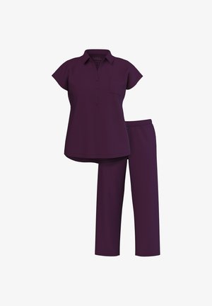 Completo da loungewear a due pezzi di colore viola, composto da una camicia a maniche corte con bottoni e tasca sul petto e pantaloni con vita elasticizzata e gamba dritta.