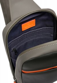 Borsa a spalla grigia con esterno testurizzato, dotata di un interno blu scuro e un'etichetta arancione, con molteplici tasche e un compartimento con zip.