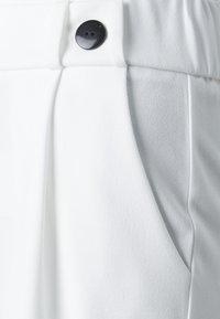JDY JDYGEGGOS - Short - cloud dancer detail:black button