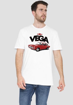Weißes Baumwoll-T-Shirt mit einem grafischen Druck eines roten Chevrolet Vega Autos und schwarzem Text, das ein vintage Design und eine solide Textur zeigt.