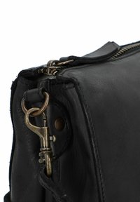 Borsa in pelle nera con zip, dotata di una chiusura in metallo bronzato e dettagli di cucitura lungo i bordi. La superficie appare liscia.