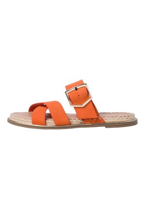 Flache orange Sandale mit zwei Riemen und großer quadratischer goldener Schnalle über einer gewebten Sohle und dünner Gummiaußensohle.