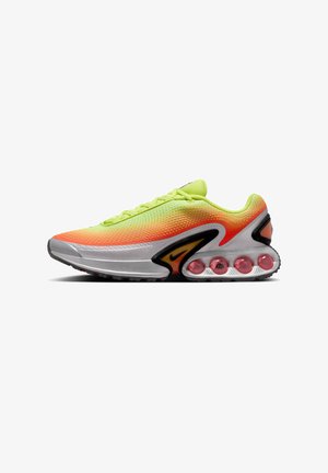 Zapatilla de running en verde lima y naranja con parte superior de malla, acentos negros, amortiguación de aire visible en la suela y un patrón de banda de rodadura texturizado.