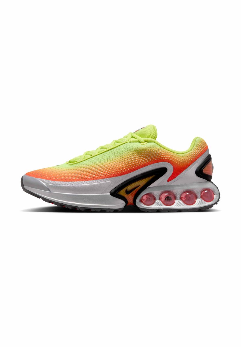 Bottes de course vert citron et orange avec une tige en maille, des accents noirs, un amorti à air visible dans la semelle et un motif de semelle texturé.