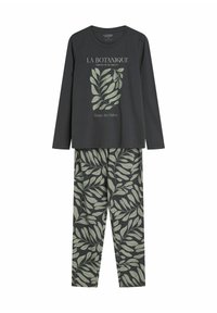 Czarna bluzka z długim rękawem z zielonym wzorem liści i napisem, w zestawie z pasującymi spodniami o podobnym wzorze liści w ciemnozielonym i jasnoniebieskim kolorze.