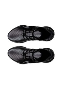 Scarpe da ginnastica nere con una tomaia sintetica liscia e texturizzata, design elegante, dettagli cuciti a mano e colletto imbottito per il massimo comfort.