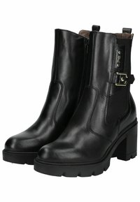 Bottines en cuir noir avec un talon épais, fermeture éclair sur le côté et détail de boucle. Texture lisse avec des panneaux élastiques pour un ajustement confortable.