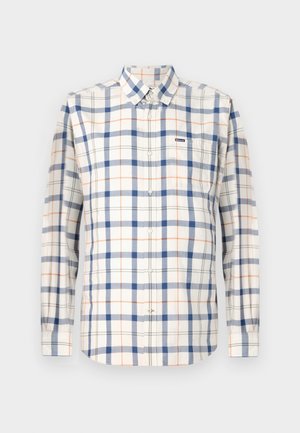 Camisa de homem de botão em tecido creme com padrão xadrez azul e laranja, mangas longas e um bolso no peito. Apresenta um colarinho tradicional.