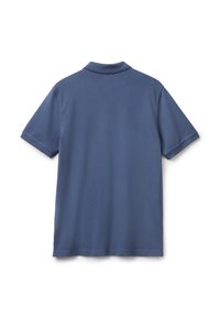 Jednoduché námořnické modré polo tričko s krátkým rukávem zobrazené ze zadní strany, se měkkým límcem a viditelnými švy na rukávech a lemu.