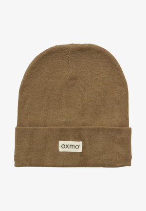 Brązowa dzianinowa czapka beanie wykonana z miękkiego materiału, z zagiętym mankietem i małą metką z napisem "OXMO" na beżowym tle. Gładka tekstura.