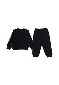 Set di felpa e pantaloni neri realizzati in tessuto morbido. La felpa ha maniche lunghe con testo bianco. I pantaloni presentano una vita elastica.