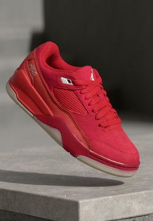 Røde sneakers med en blanding af ruskind og mesh-materialer, en afrundet tå og et fremtrædende snøresystem med en gennemsigtig sål.