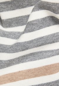 Graues und weißes gestreiftes Gewebe mit weicher Textur; es weist einen dünnen beigen Streifen zwischen breiteren grauen und weißen Streifen auf.