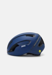 Casco da ciclismo blu con design aerodinamico, numerose aperture di ventilazione e etichetta MIPS gialla. Realizzato in plastica rigida con imbottitura interna.