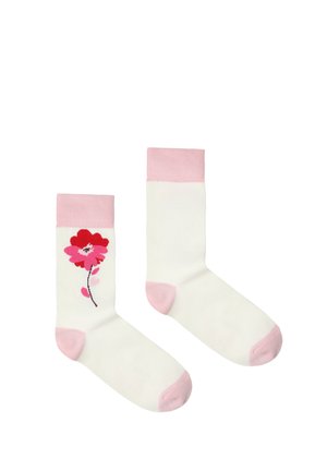 Chaussettes blanches à bord-côte avec orteils, talons et bords rose ; une chaussette présente un motif de fleur rouge et rose avec une tige noire.