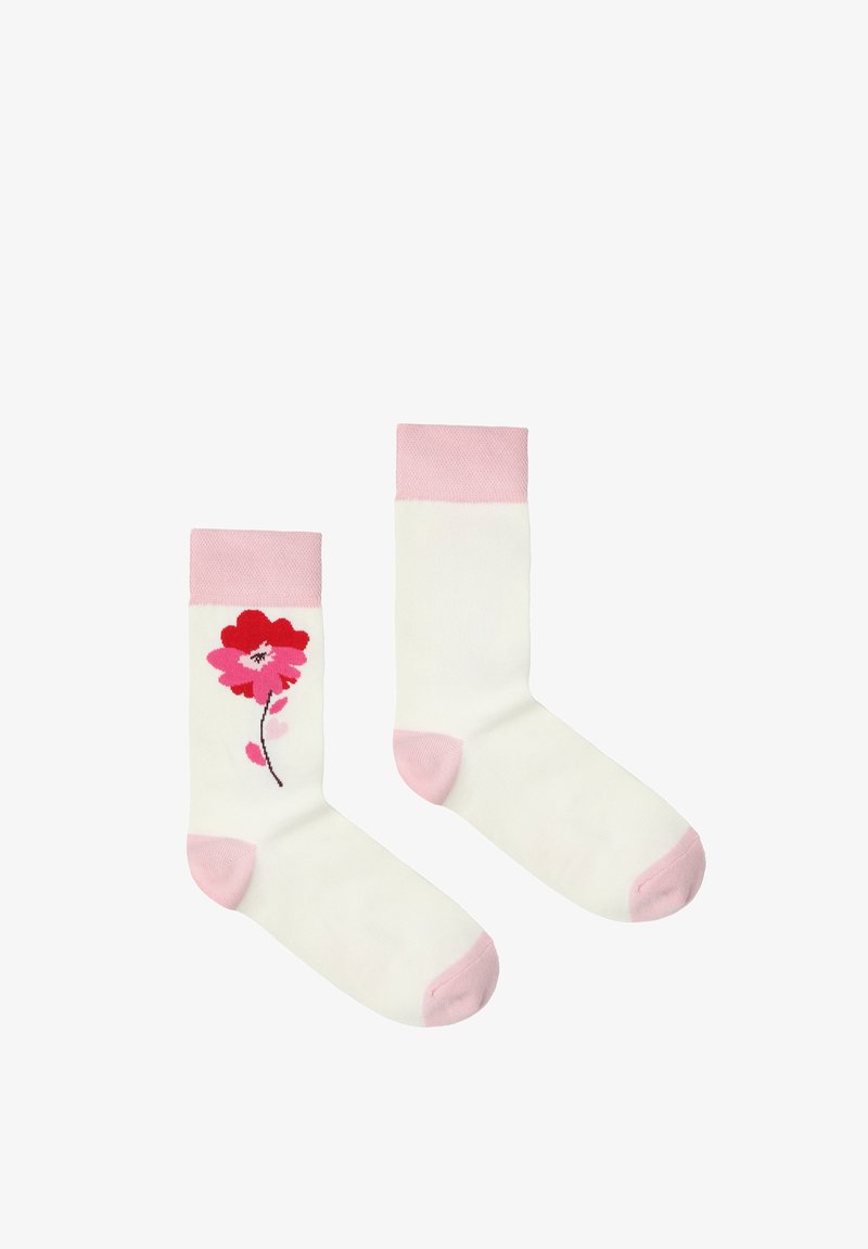Chaussettes blanches à bord-côte avec orteils, talons et bords rose ; une chaussette présente un motif de fleur rouge et rose avec une tige noire.