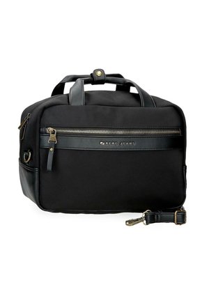 Bolsa de viaje negra Pepe Jeans con bolsillo delantero con cremallera, asas de cuero y correa de hombro desmontable con clip sobre fondo blanco.