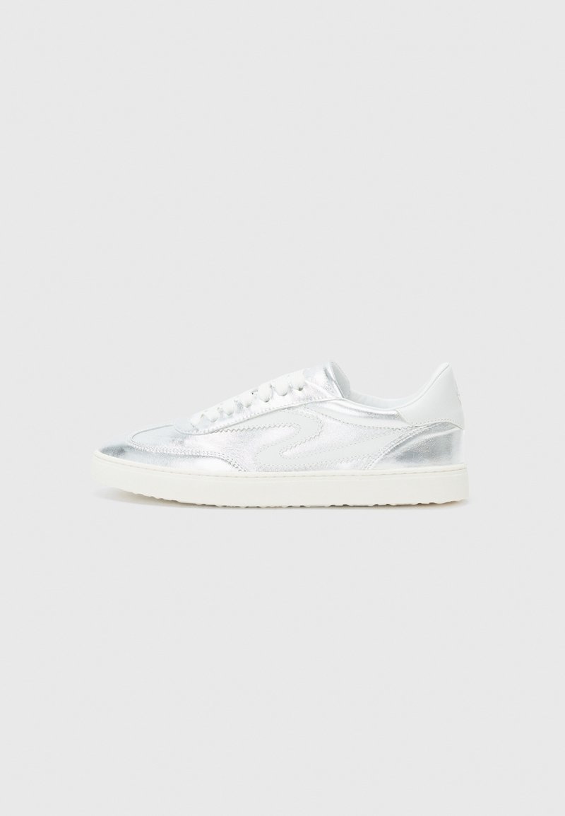 Weiße Sneaker mit metallic-silbernen Akzenten, glatter Textur, runder Zehenpartie, flacher Sohle und traditionellem Schnürdesign.