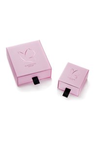 Divi kvadrātveida rozā papīra kastes ar melniem lentiem, kuru priekšpusē ir uzspiesti tauriņu logotipi un spīdīga apdare, viena ir mazāka par otru.