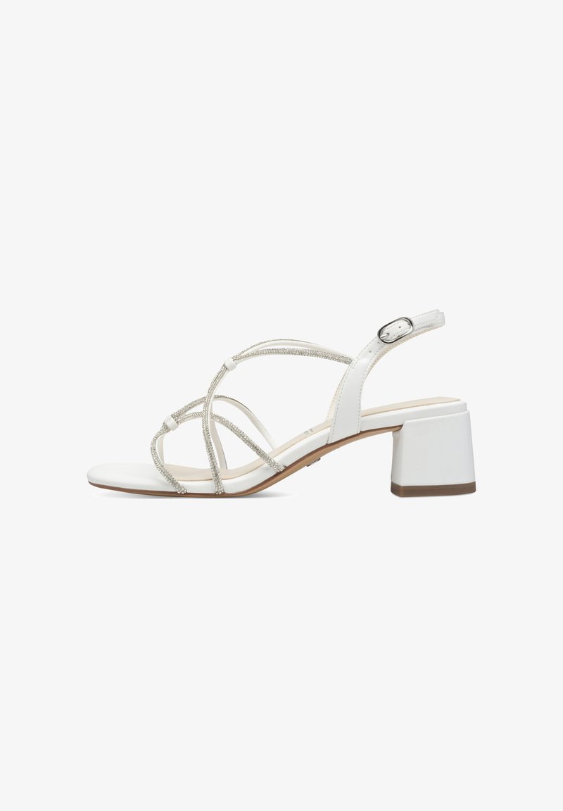 Weißer Blockabsatz-Sandalette mit überkreuzten silbernen Riemen und einer verstellbaren Knöchelschnalle. Obermaterial aus glattem Leder mit einem offenen Zehen-Design.