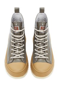 Wysokie trampki z szarego lakierowanego materiału z beżowymi gumowymi podeszwami, wyposażone w grube sznurowadła, metkę z logo oraz wyściełany kołnierz dla komfortu.
