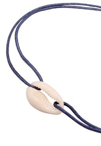 Halsketting met een blauwe gevlochten koord en een glanzende witte schelp hanger, ovaalvormig en met een gestructureerd oppervlak.