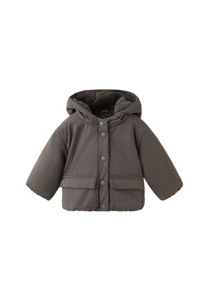 Veste matelassée marron pour enfant avec capuche, fermeture boutonnée devant, deux poches avant et doublure polaire douce à l'intérieur de la capuche et du corps.