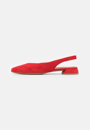 Chaussures à bride arrière en suède rouge avec un bout carré, un petit talon carré et une texture lisse. Design élégant avec des accents minimalistes en métal.