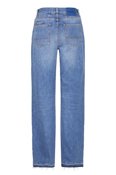 Jeans din denim albastru cu croială drept, având două buzunare la spate, o margine desfăcută și un brâu cu marcaj.