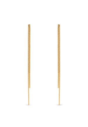 Dunne gouden kettingoorbellen met een gedraaide touwstructuur, verticaal hangend tegen een witte achtergrond.