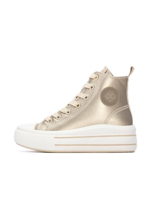 Zapatillas altas en cuero dorado metálico con acabado texturizado, suela de goma blanca y detalles en beige. Presenta un logo redondo y cordones en la parte delantera.