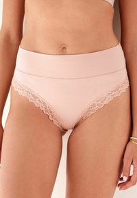 Chiloți roz cu talie înaltă, realizati dintr-un material neted, cu dantelă delicată pe margini, oferind o potrivire strânsă și o textură moale.