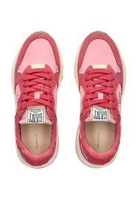 Różowo-czerwone trampki z teksturowanej zamszowej i siateczkowej cholewki, zaokrąglonym noskiem, wyściełanym kołnierzem oraz kontrastującą beżową gumową podeszwą. Logo GANT na języku.