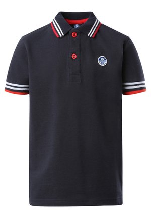Granatowa koszulka polo z czerwono-białym paskowanym kołnierzykiem i rękawami, czerwonymi guzikami oraz małym, okrągłym logo na piersi.