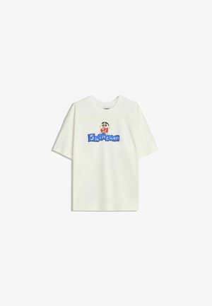 Bílý tričko s krátkým rukávem s postavou ze seriálu Shinchan nad modrými bloky, které na přední straně tvoří slovo "Shinchan".