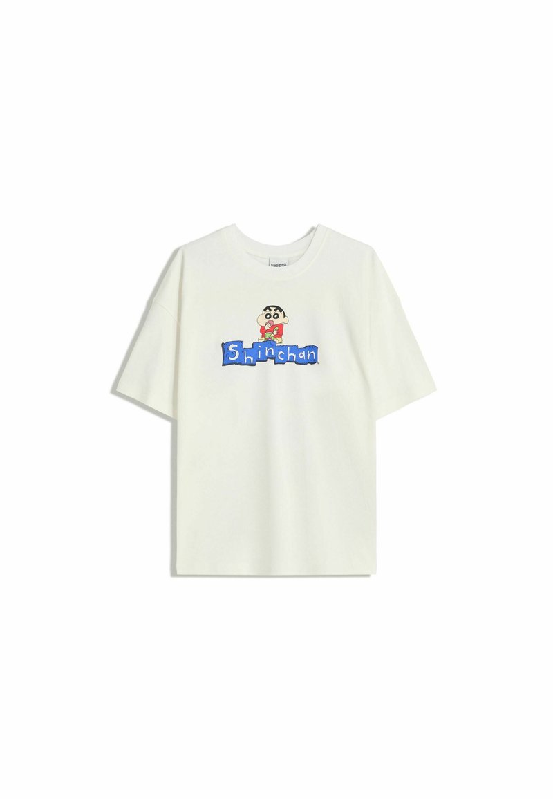 T-shirt à manches courtes blanche avec le personnage de dessin animé Shinchan au-dessus de blocs bleus épelant "Shinchan" sur le devant.