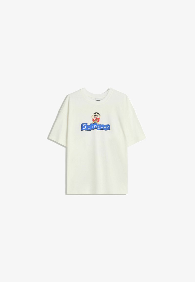 Witte T-shirt met korte mouwen met daarop het tekenfilmfiguur Shinchan boven blauwe blokken die "Shinchan" spellen aan de voorkant.
