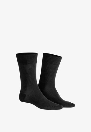 Schwarze Baumwollsocken mit geripptem Muster, Höhe bis zur Mitte der Wade und verstärkter Zehenpartie. Einfaches Design ohne Muster oder Akzente.