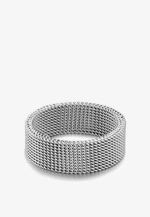 Strieborný sieťovaný náramok s hladkým, okrúhlym dizajnom, ktorý tvorí pevne prepletené kovové články vytvárajúce štruktúrovaný povrch a súvislý vzor.