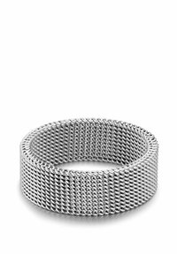 Brățară din plasă de argint cu un design flexibil și texturat. Dispune de o bandă largă formată din fire metalice interconectate, cu margini netede.