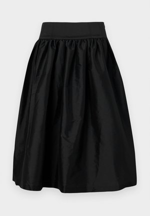 Falda negra hasta la rodilla, hecha de una tela suave y brillante, con una cintura fruncida y una silueta acampanada. Sin adornos ni patrones.